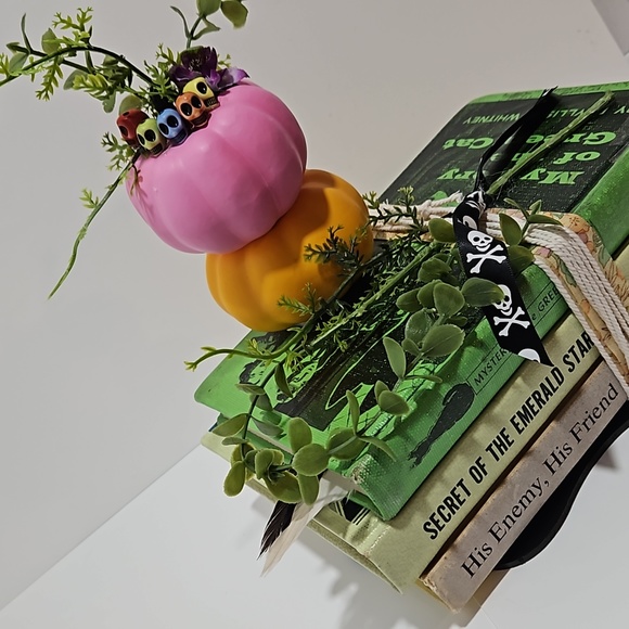Halloween book stack decor - Picture 4 of 5